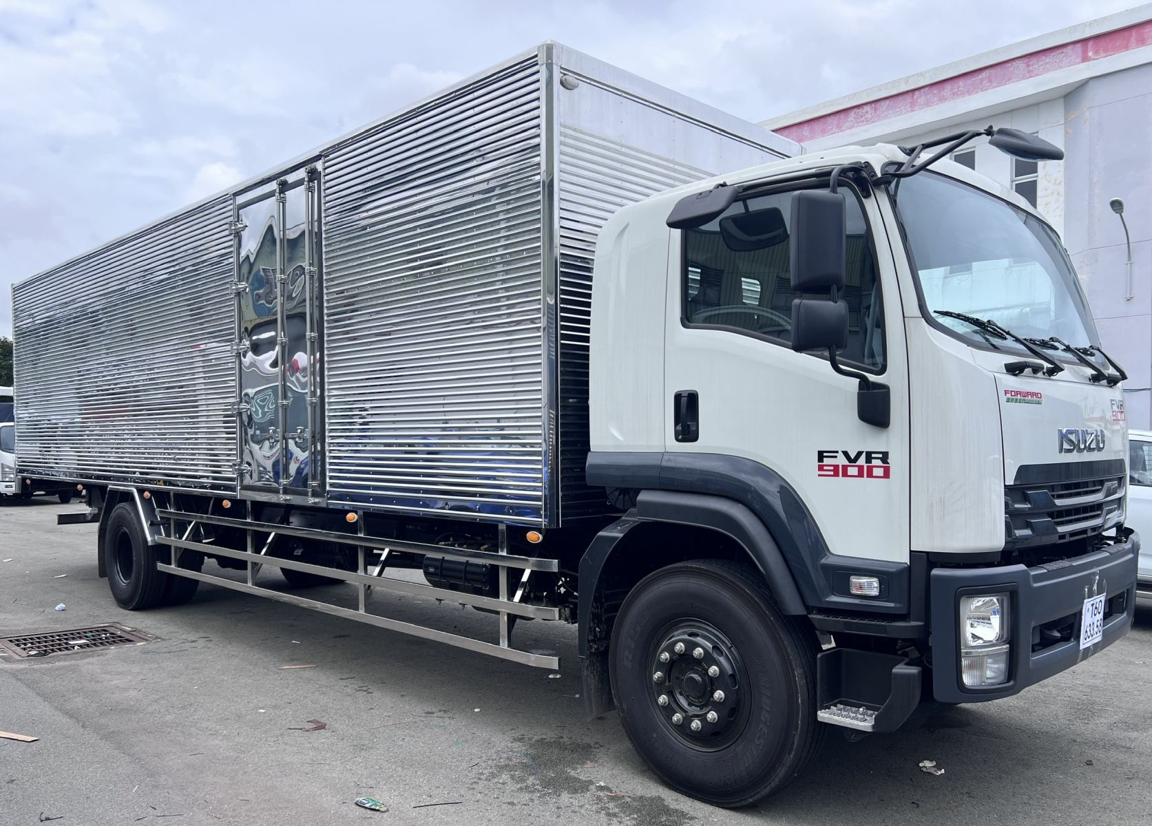ISUZU FVR34VE5 (TẢI TRỌNG: 7.200 KG - THÙNG DÀI 9.9 M) 