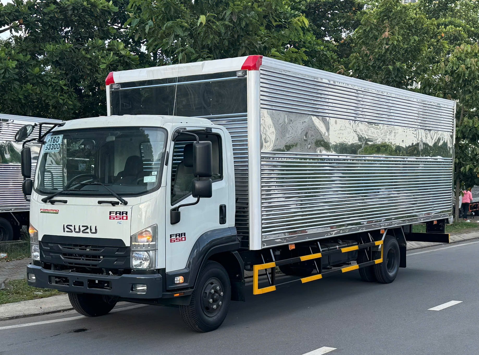 ISUZU FRR90QE5 650 ( tải trọng: 6.200 kg, thùng dài 7,4m )