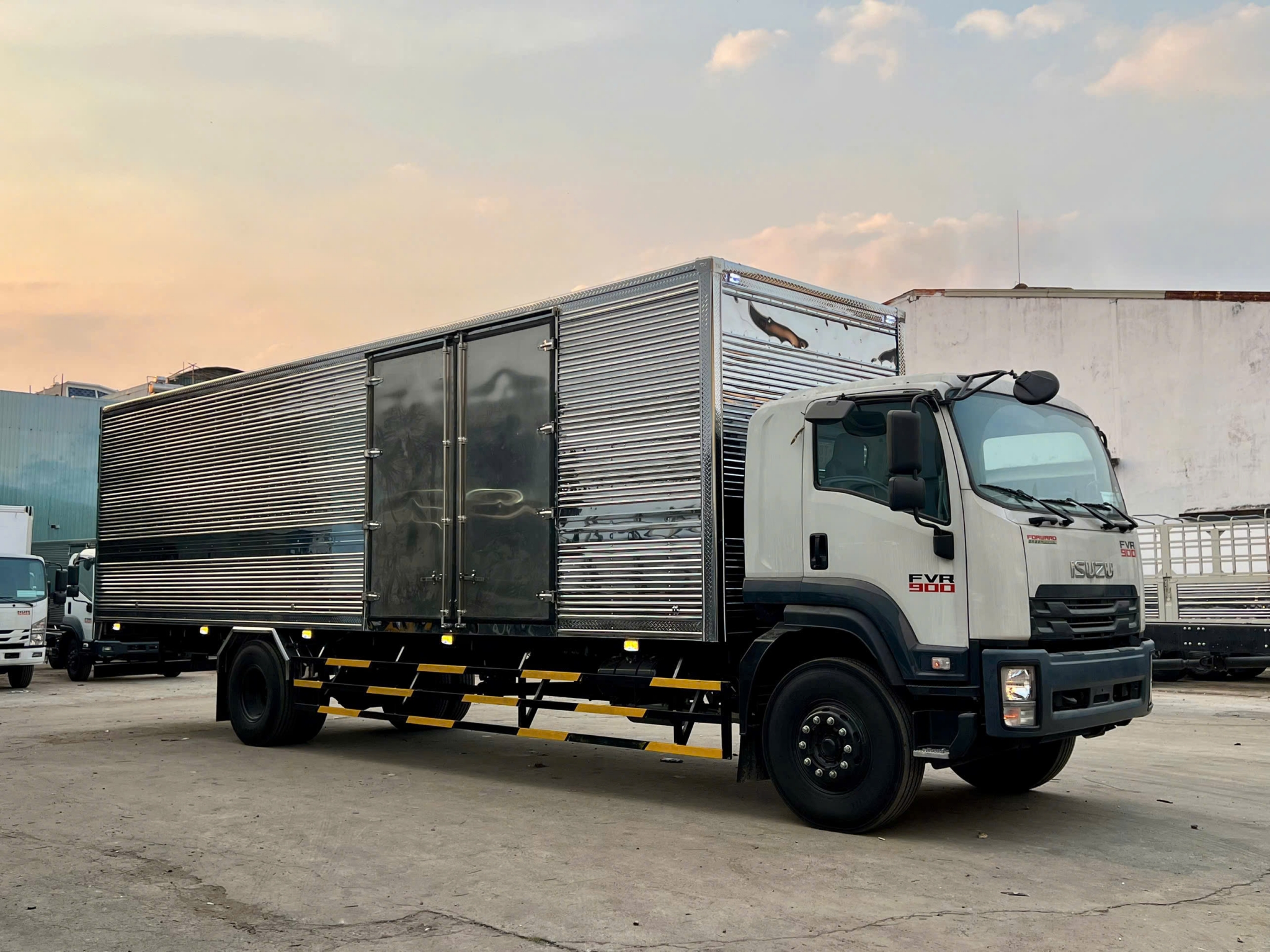 ISUZU FVR34VE5 (TẢI TRỌNG: 7.200 KG - THÙNG DÀI 10 M) 