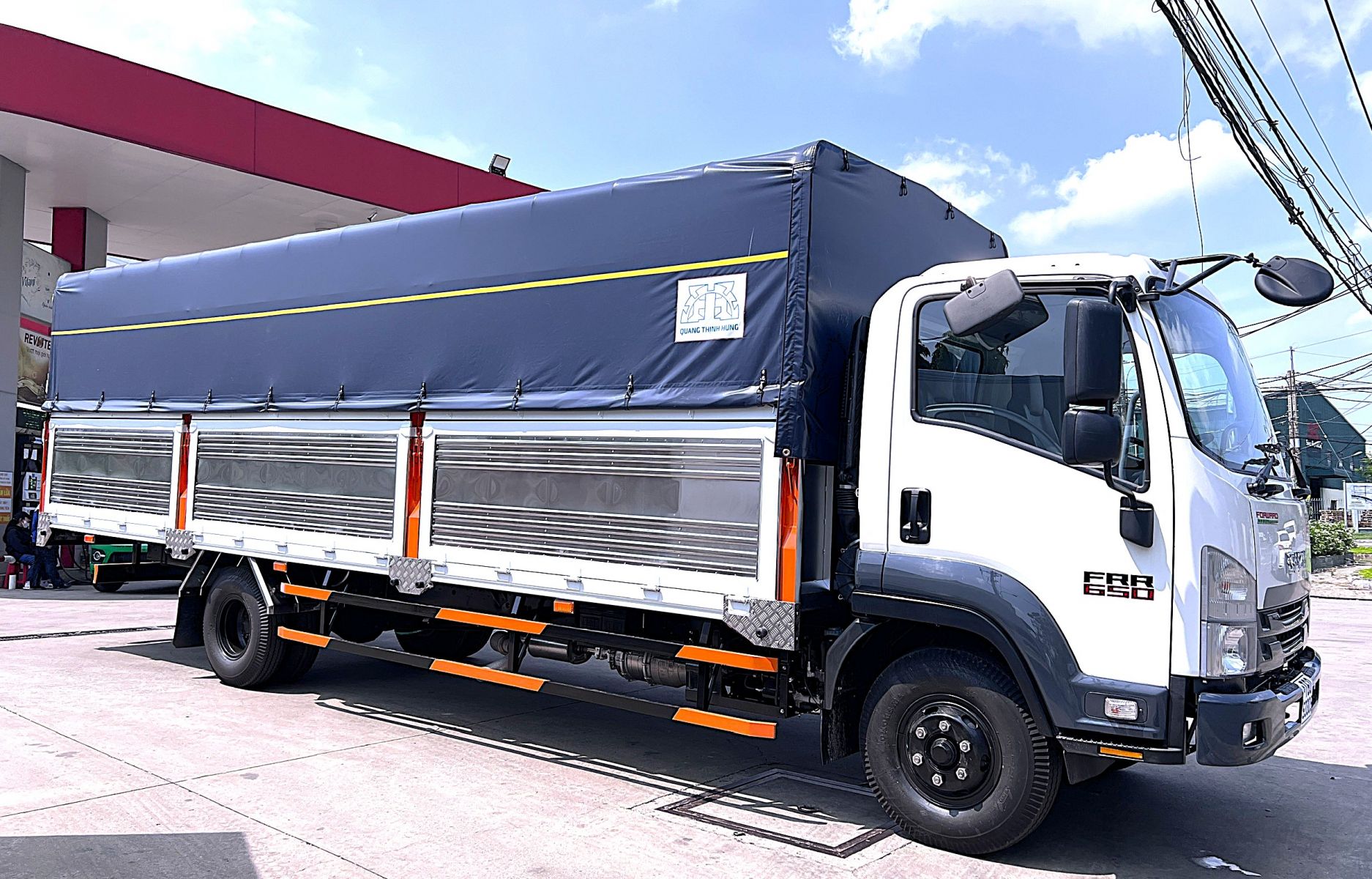 ISUZU FRR90QE5 650 ( tải trọng: 6.200 kg, thùng dài 7,4m )